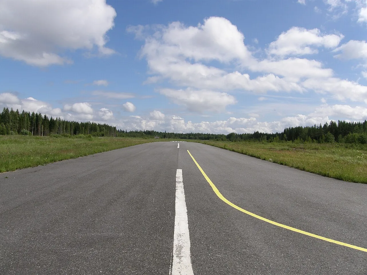 De landingsbaan van vliegveld Eura (EFEU) in Finland, bij de locatie van het helikopterongeval.