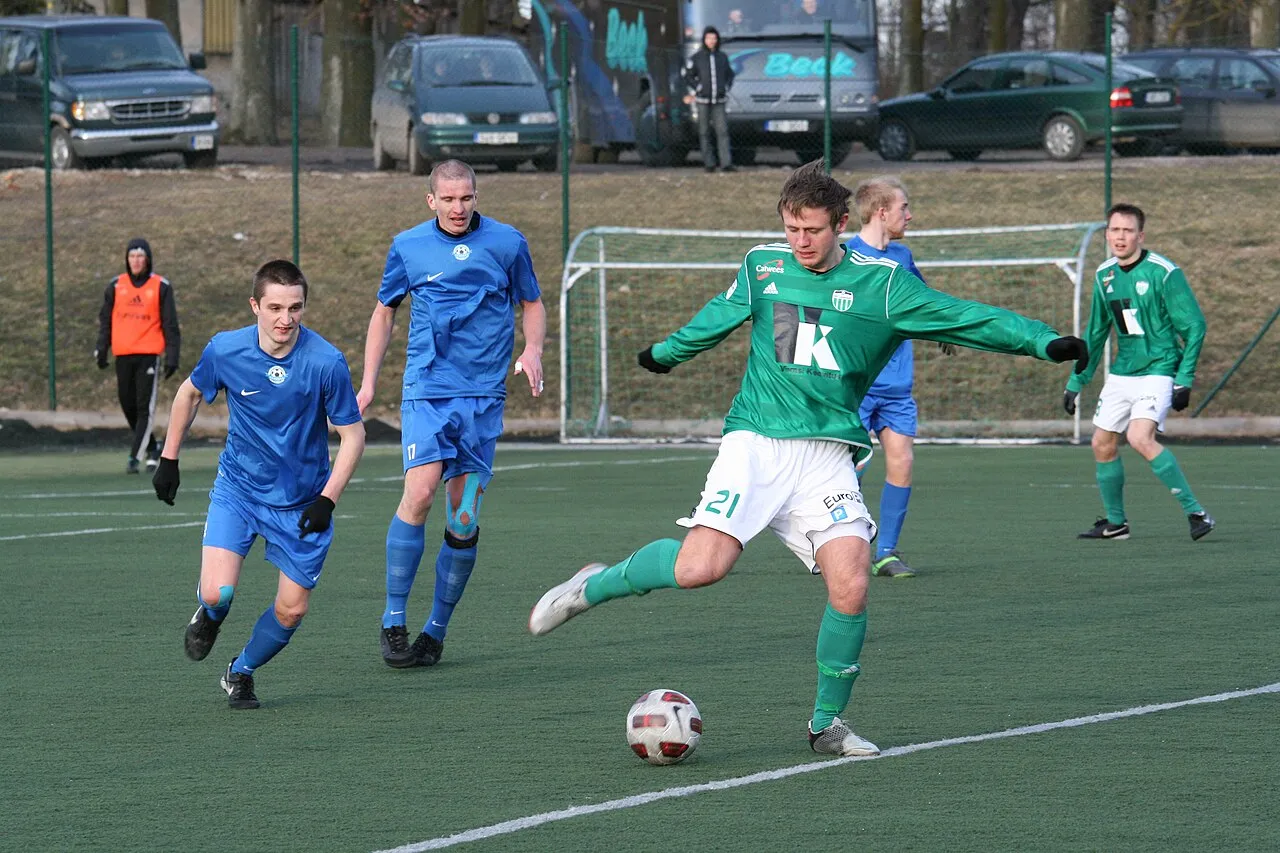 FC Levadia-speler in groen shirt in actie tijdens een Meistriliiga-wedstrijd