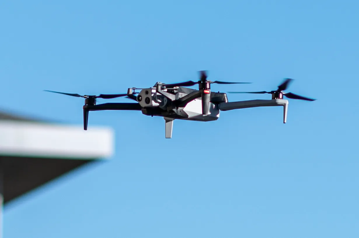 Een Skydio X10-drone, hetzelfde model dat de VS aan de Estse grenswacht overdroeg, in de lucht.