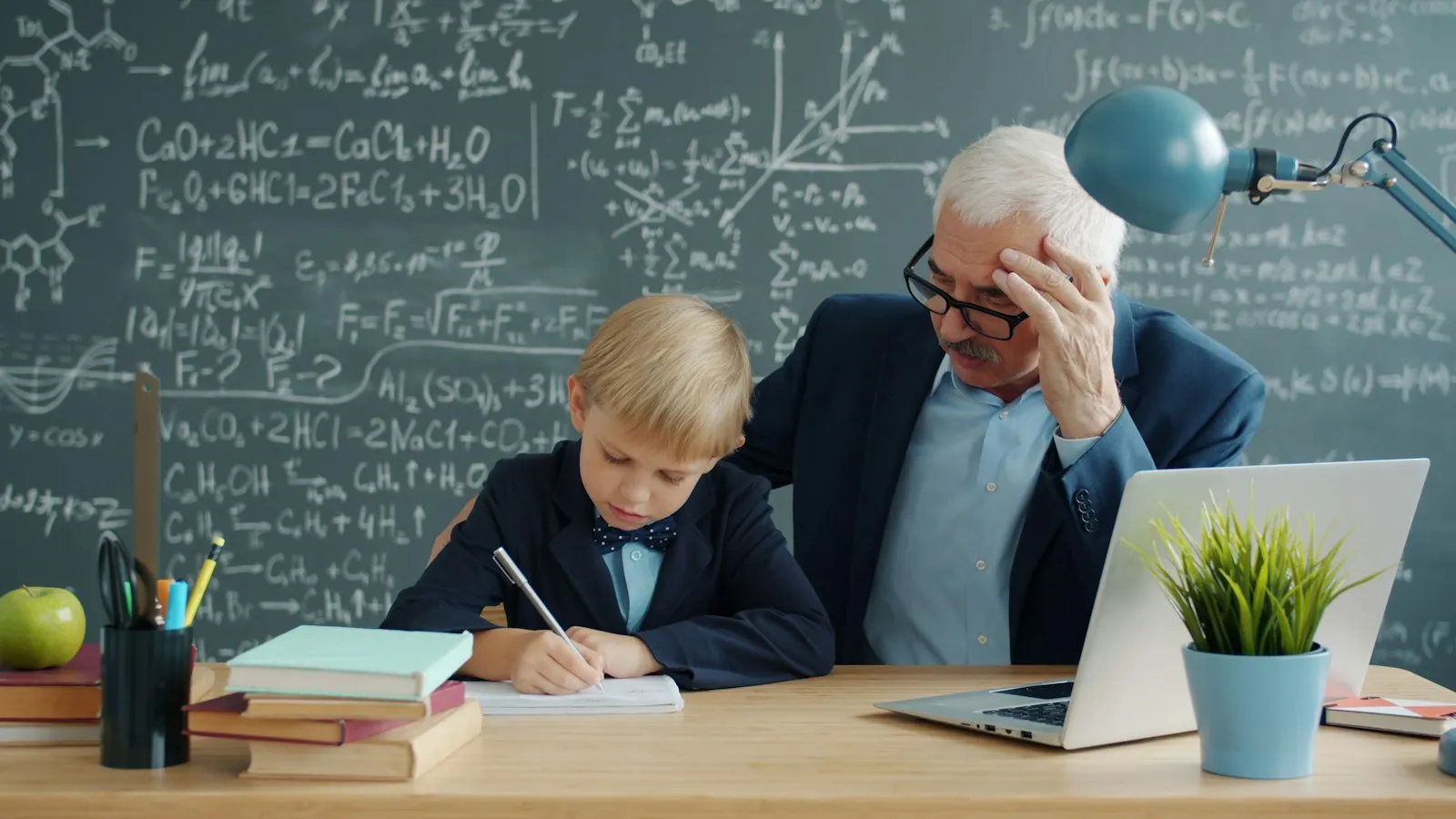 Een leraar helpt een leerling met wiskundehuiswerk aan een schoolbank.